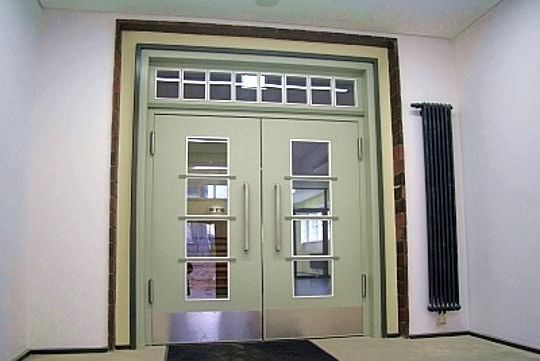 Hellgrüne Doppeltür